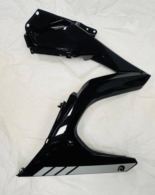 İÇ DİZLİK DEKORU SOL PARLAK SİYAH (M250)