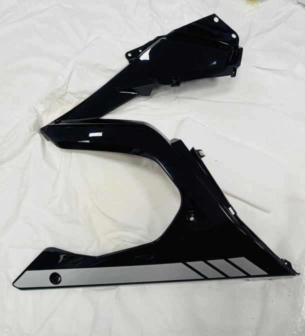 İÇ DİZLİK DEKORU SAĞ PARLAK SİYAH (M250)